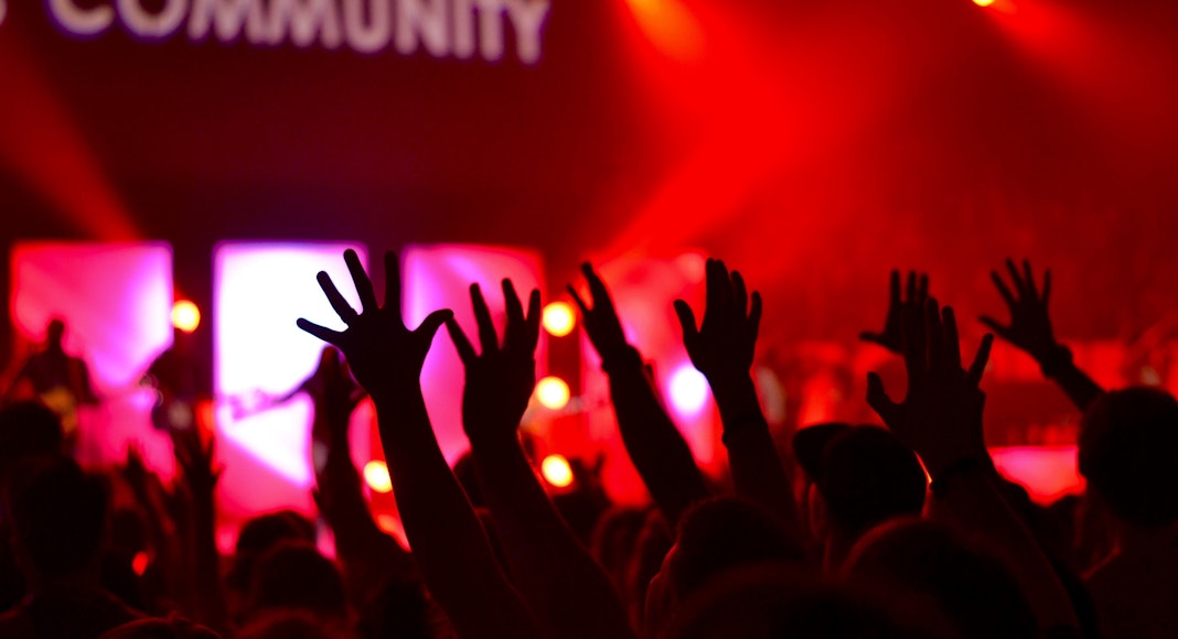 unsplash-concert-red