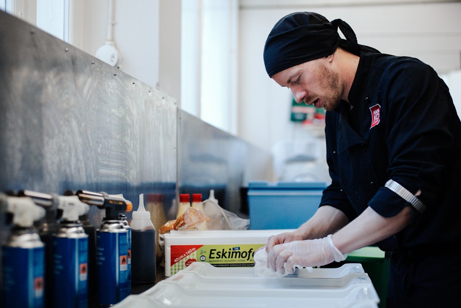 Hanko Sushin kokki taitaa sushin valmistuksen salat.