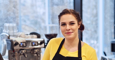 Kahvilantyöntekijä Silja kertoo työnsä parhaista puolista: ”Asiakkaat tulevat tänne jo valmiiksi hyvällä tuulella”