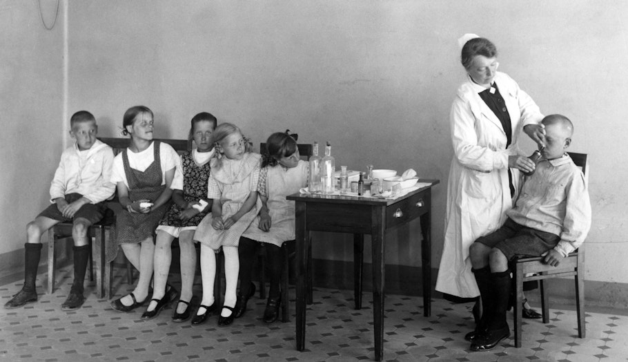 Naisilla oli pääsy työelämään ennenkin, mutta se tarkoitti yleensä naimattomuutta. Kuva kouluterveydenhoitjan vastaanoltolta 1920-luvulta. Kuva: Rafael Roos / CC BY 4.0