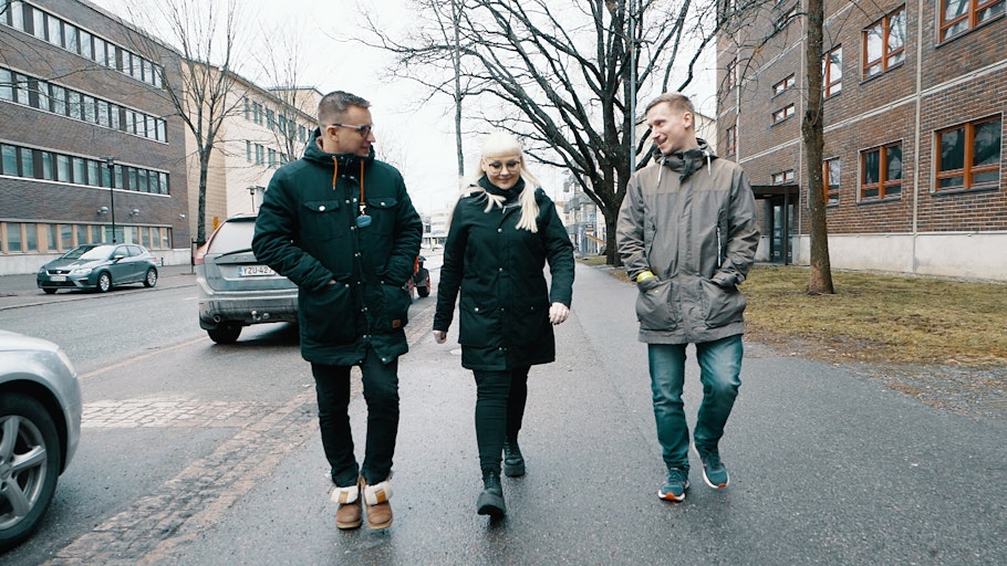 Opettaja Vesa Eemola, koulunkäyntiavustaja Vivian Kallio ja ohjaaja Tom Färm työskentelevät Spesiassa erityistä tukea tarvitsevien nuorten kanssa. 