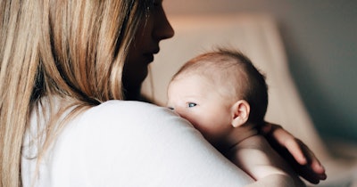 ”Lapsisakko” on huutava vääryys, sanoo asiantuntija – perhevapaat voivat pienentää äidin palkkaa lähes viidenneksellä