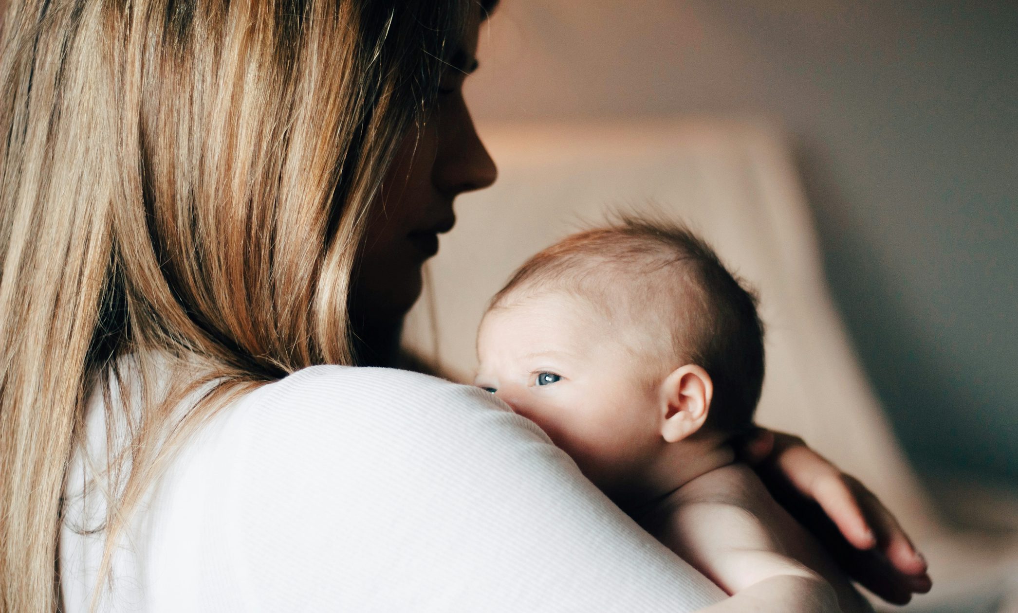 ”Lapsisakko” on huutava vääryys, sanoo asiantuntija – perhevapaat voivat pienentää äidin palkkaa lähes viidenneksellä